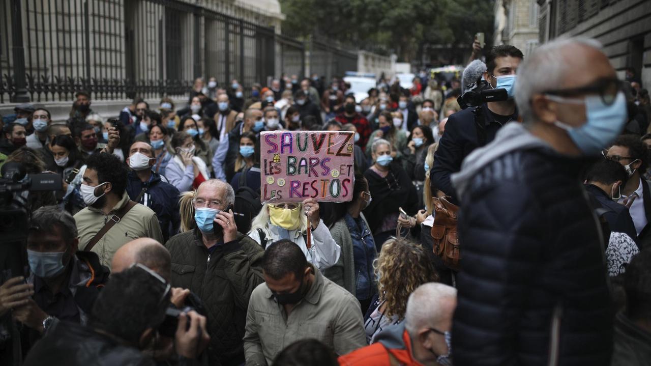 Menschen demonstrieren in Marseille gegen die Schließung der Bars und Restaurants.