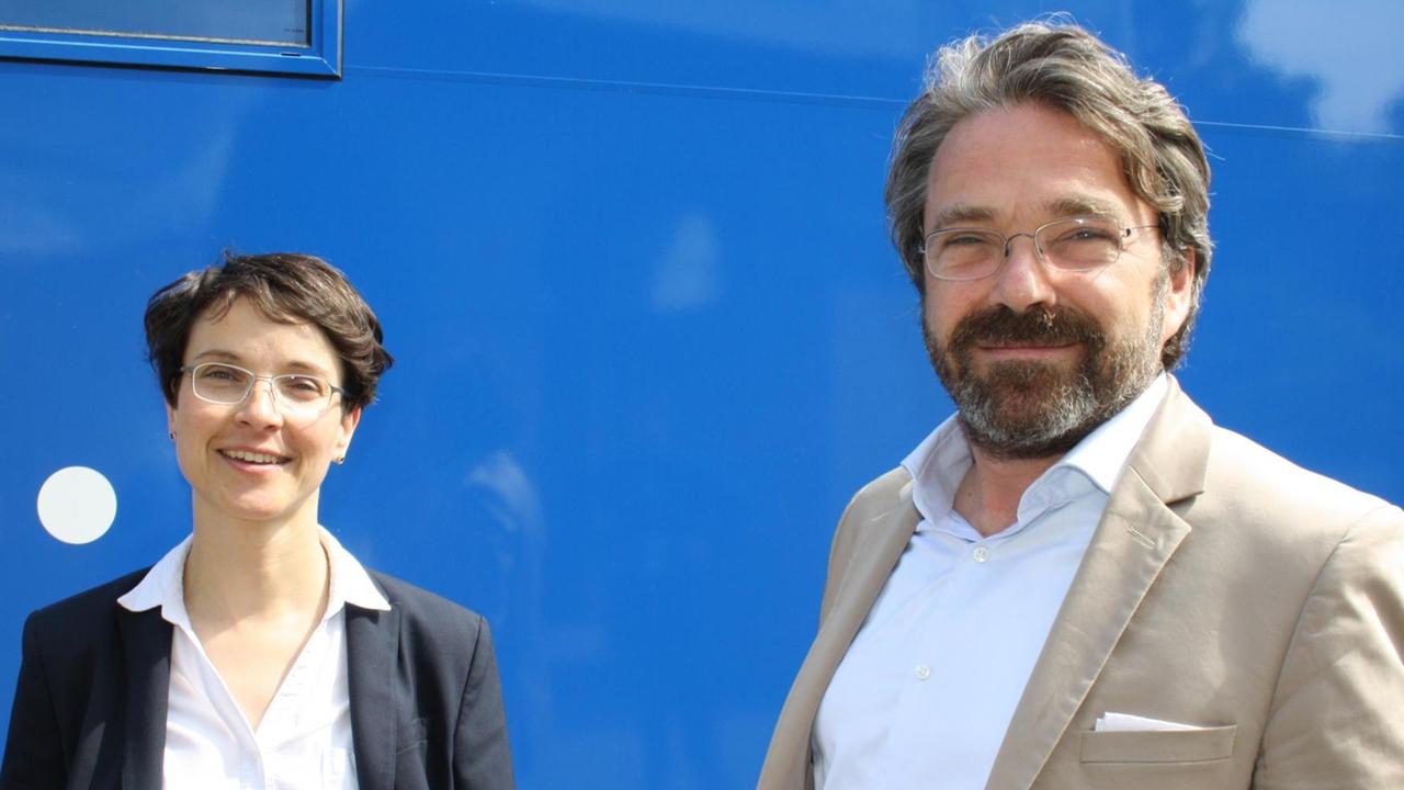 Frauke Petry und Stephan Detjen vor einem Übertragungswagen des Deutschlandfunks Frauke Petry und Stephan Detjen vor einem Übertragungswagen des Deutschlandfunks
