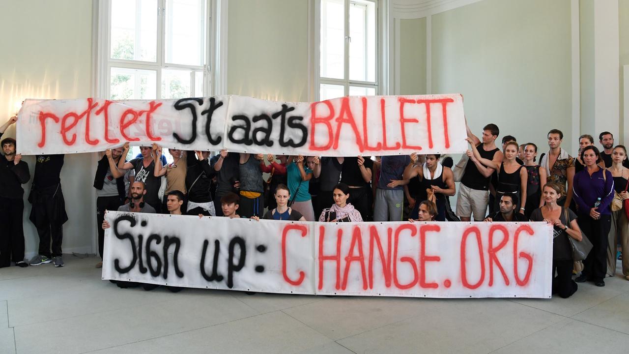 Mitglieder des Staatsballetts Berlin demonstrieren am 13.09.2016 gegen den Plan, Sasha Waltz zur Intendantin zu berufen Mitglieder des Staatsballetts Berlin demonstrieren am 13.09.2016 gegen den Plan, Sasha Waltz zur Intendantin zu berufen
