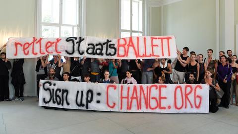 Mitglieder des Staatsballetts Berlin demonstrieren am 13.09.2016 gegen den Plan, Sasha Waltz zur Intendantin zu berufen