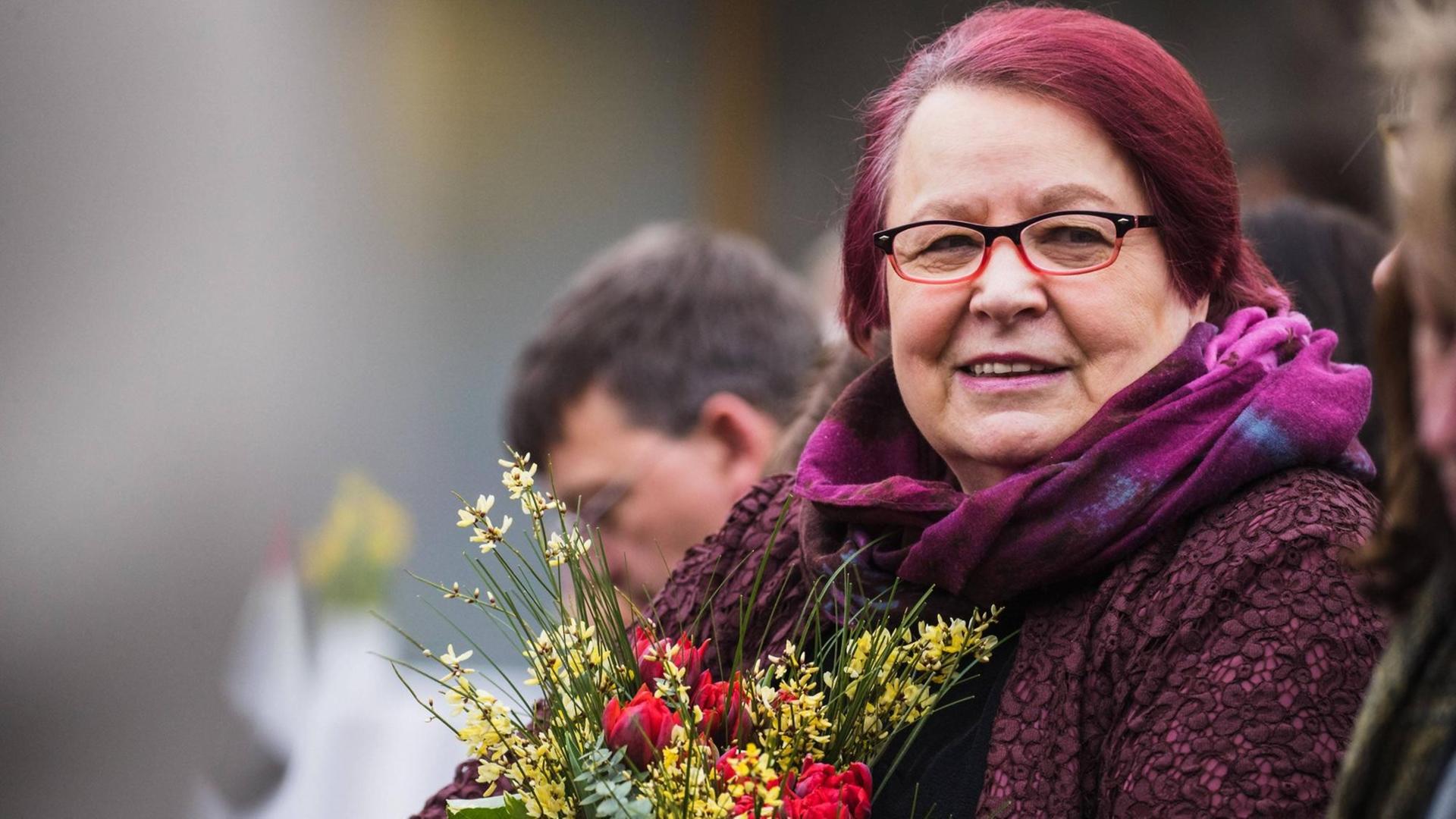 Die Gewinnerin des Preises der Leipziger Buchmesse 2017, Natascha Wodin, hält einen Blumenstrauß in der Hand