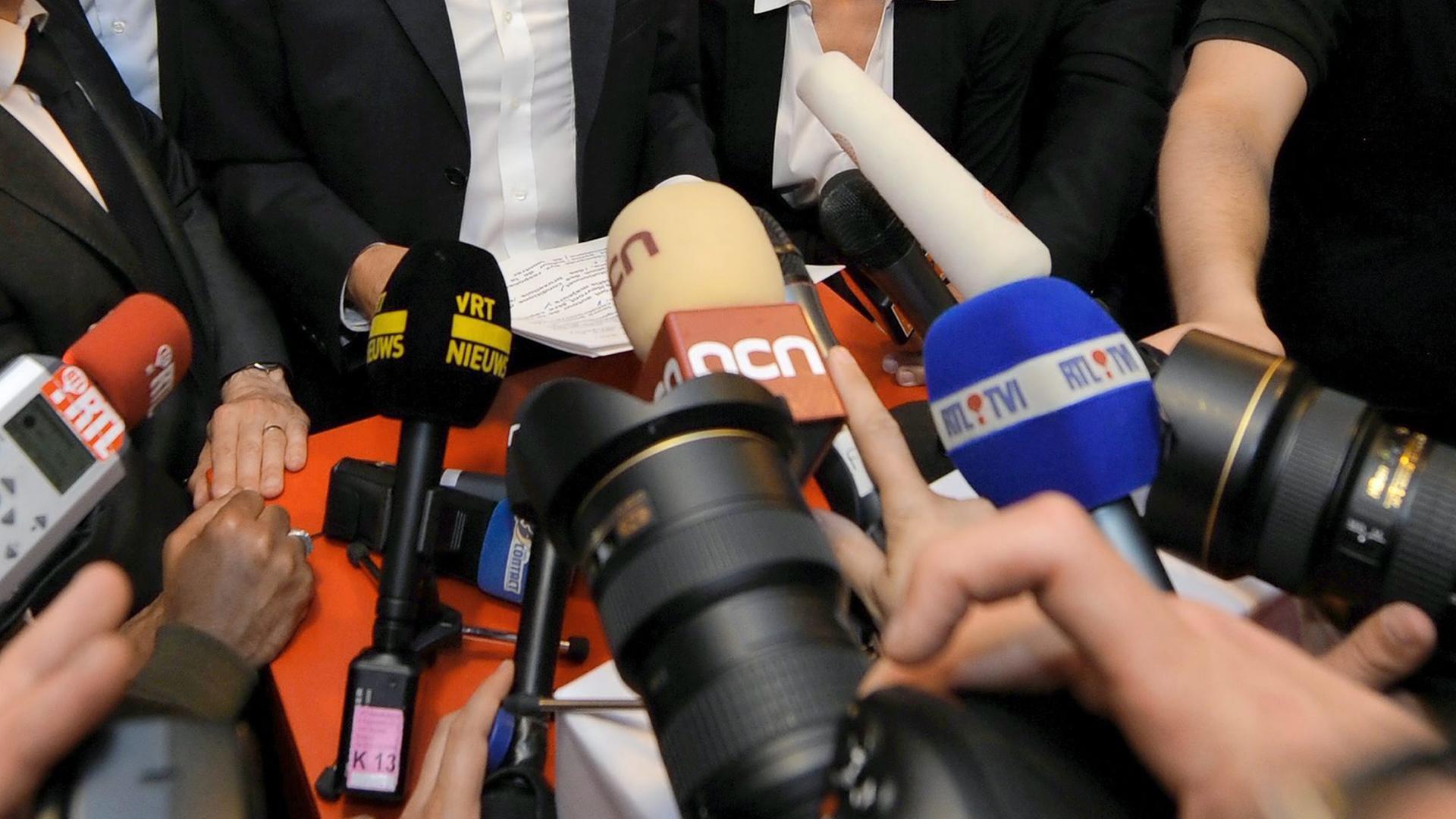 Mikos werden hoch gehalten Mikos werden hoch gehalten
