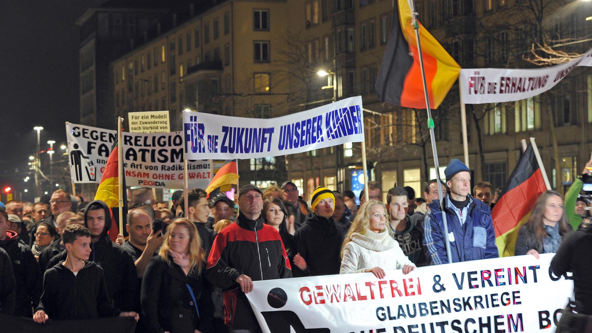 Sammelbecken für unterschiedlichste Forderungen: Pegida-Demo in Dresden Sammelbecken für unterschiedlichste Forderungen: Pegida-Demo in Dresden