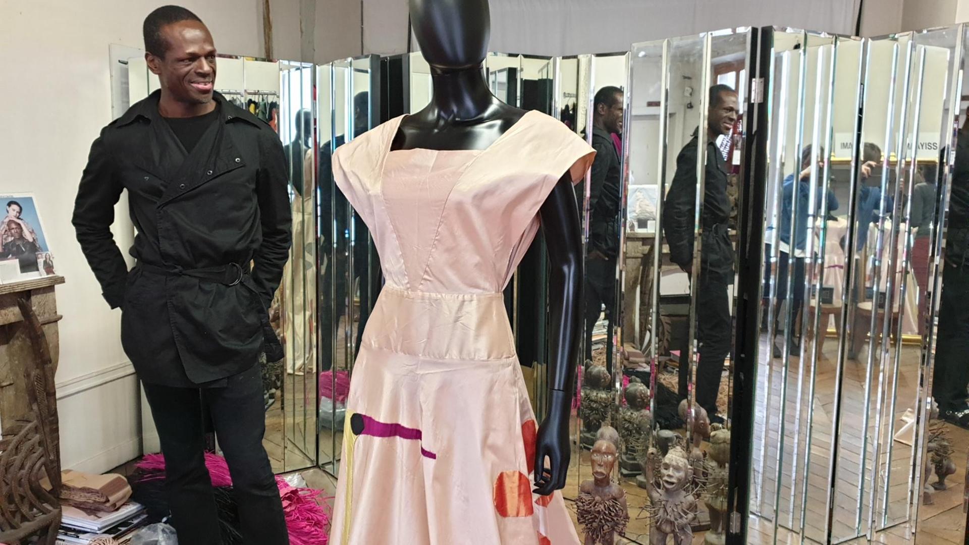 Zwischen Schneiderpuppe, Stoff und Schere: Der Modeschöpfer Imane Ayissi in seinem Pariser Atelier Zwischen Schneiderpuppe, Stoff und Schere: Der Modeschöpfer Imane Ayissi in seinem Pariser Atelier