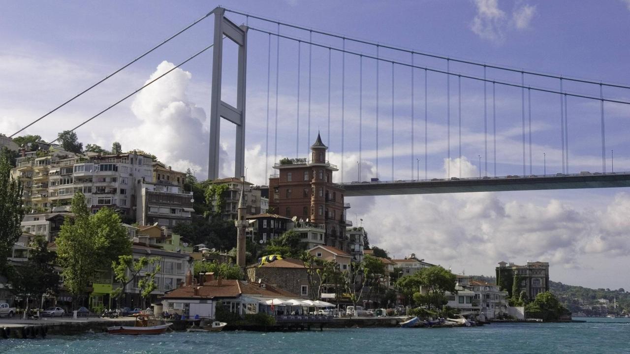 Blick auf ein Ufer unterhalb der zweiten Bosporus-Brücke. Blick auf ein Ufer unterhalb der zweiten Bosporus-Brücke.
