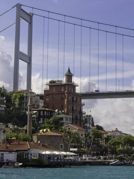 Blick auf ein Ufer unterhalb einer Bosporus-Brücke