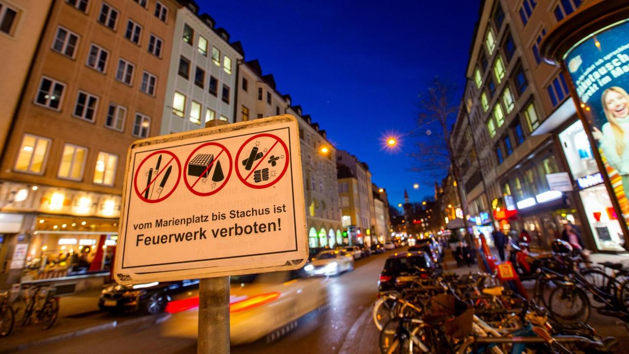 Straßenschild in München in der Nähe des Marienplatzes verbietet das abfeuern von Feuerwerk an Silvester Straßenschild in München in der Nähe des Marienplatzes verbietet das abfeuern von Feuerwerk an Silvester