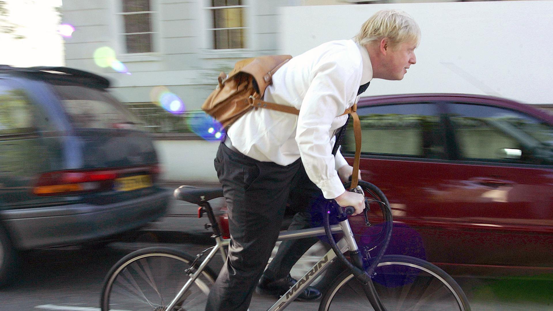 Londons Bürgermeister Boris Johnson fährt mit dem Fahrrad zum Rathaus (aufgenommen 2008). Londons Bürgermeister Boris Johnson fährt mit dem Fahrrad zum Rathaus (aufgenommen 2008).