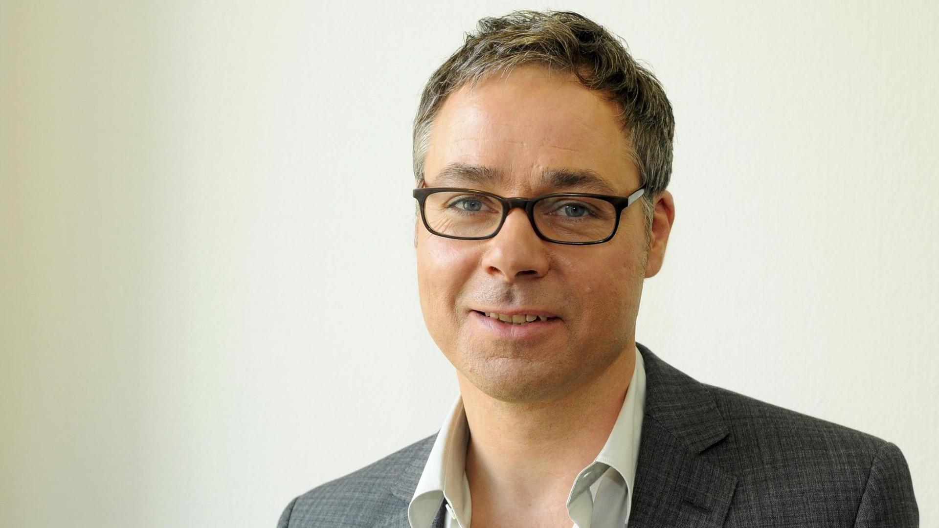 Der Moderator Holger Noltze im Porträt beim Westdeutschen Rundfunk (2009). Der Moderator Holger Noltze im Porträt beim Westdeutschen Rundfunk (2009).
