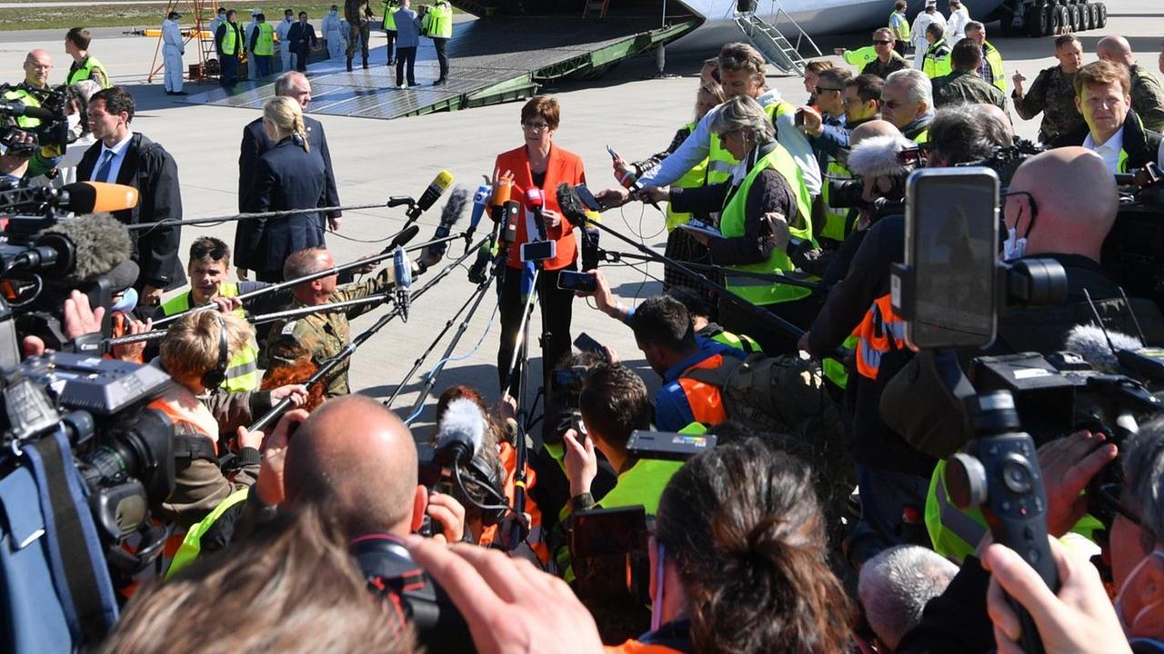 Verteidigungsministerin Annegret Kramp-Karrenbauer auf dem Flughafen in Leipzig. Sie gibt vor der Presse ein Stament zu einer Lieferung Schutzmasken aus China ab. Die Journalisten stehen dicht gedrängt und tragen keinen Mundschutz. Verteidigungsministerin Annegret Kramp-Karrenbauer auf dem Flughafen in Leipzig. Sie gibt vor der Presse ein Stament zu einer Lieferung Schutzmasken aus China ab. Die Journalisten stehen dicht gedrängt und tragen keinen Mundschutz.