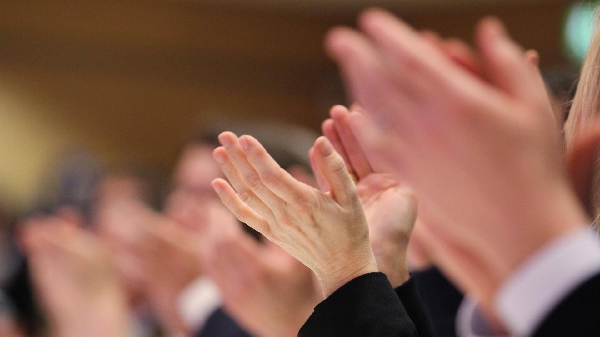 Klatschende Hände auf dem Außerordentlichen Landesparteitag der SPD Thüringen in Erfurt 2014 Klatschende Hände auf dem Außerordentlichen Landesparteitag der SPD Thüringen in Erfurt 2014