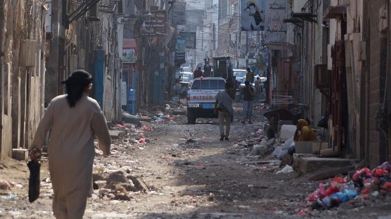 Ein Mann geht durch eine unbefestigte Straße im Stadtteil Crater in Aden/Jemen.
