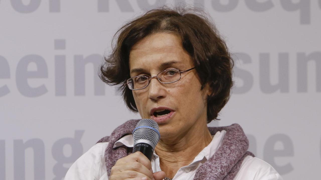 Cornelia Koppetsch schaut spricht während eines Auftritts auf der Frankurter Buchmesse 2019 in ein Mikrofon. Cornelia Koppetsch schaut spricht während eines Auftritts auf der Frankurter Buchmesse 2019 in ein Mikrofon.