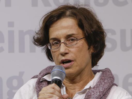 Cornelia Koppetsch schaut spricht während eines Auftritts auf der Frankurter Buchmesse 2019 in ein Mikrofon.