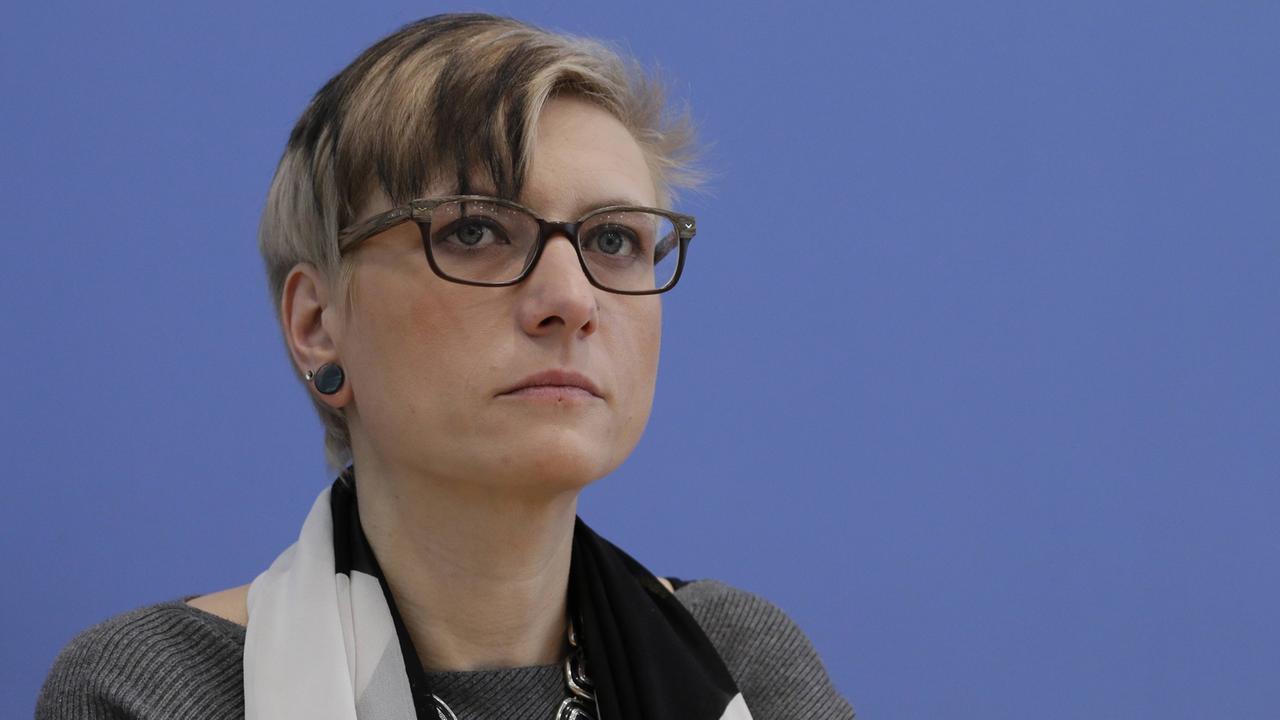 Tamara Luding, Mitglied Betroffenenrat und ständiger Gast in der Unabhängigen Kommission, bei der Auftaktpressekonferenz der Unabhängigen Kommission zur Aufarbeitung sexuellen Kindesmissbrauchs. Tamara Luding, Mitglied Betroffenenrat und ständiger Gast in der Unabhängigen Kommission, bei der Auftaktpressekonferenz der Unabhängigen Kommission zur Aufarbeitung sexuellen Kindesmissbrauchs.