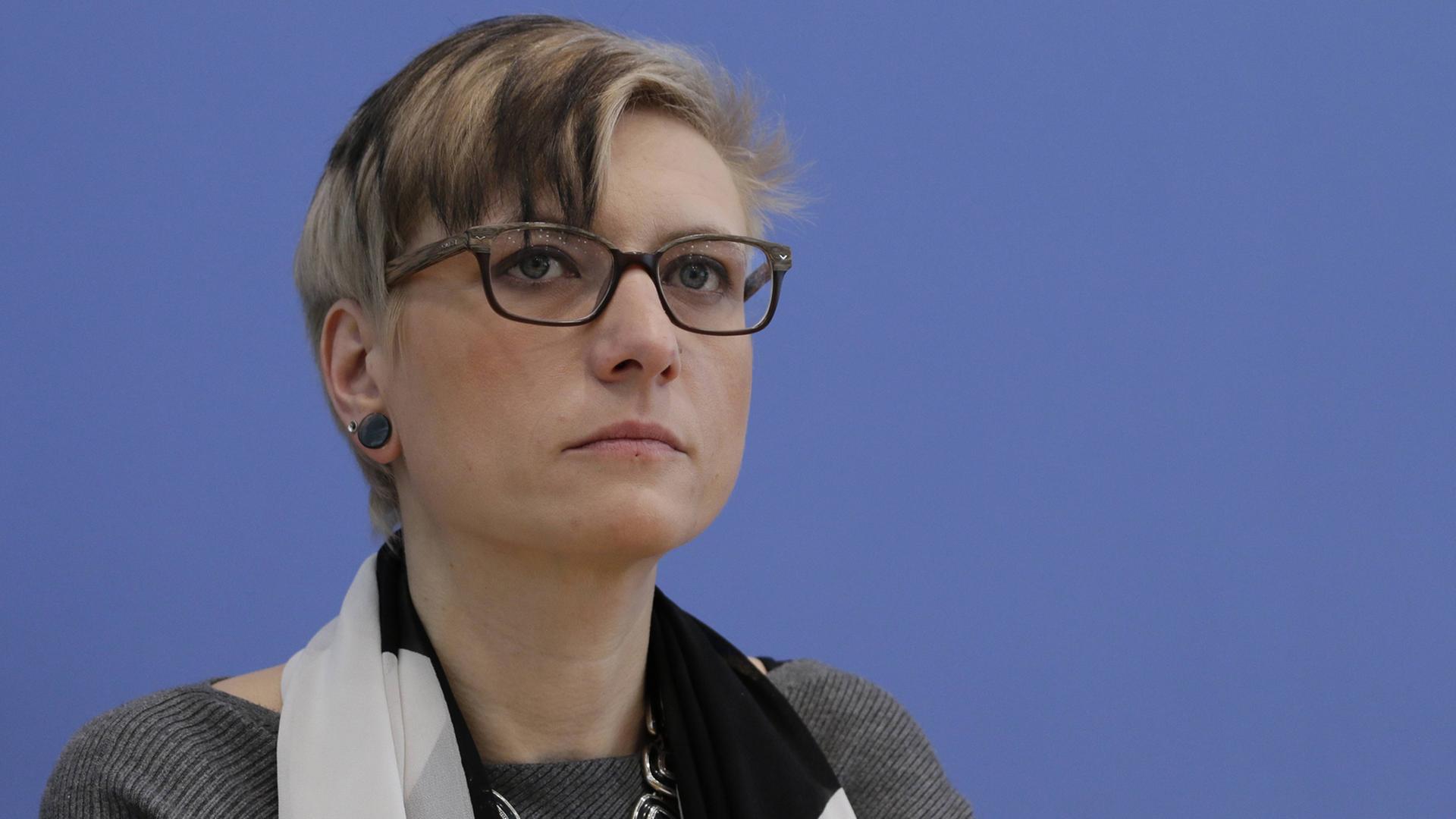 Tamara Luding, Mitglied Betroffenenrat und ständiger Gast in der Unabhängigen Kommission, bei der Auftaktpressekonferenz der Unabhängigen Kommission zur Aufarbeitung sexuellen Kindesmissbrauchs. Tamara Luding, Mitglied Betroffenenrat und ständiger Gast in der Unabhängigen Kommission, bei der Auftaktpressekonferenz der Unabhängigen Kommission zur Aufarbeitung sexuellen Kindesmissbrauchs.