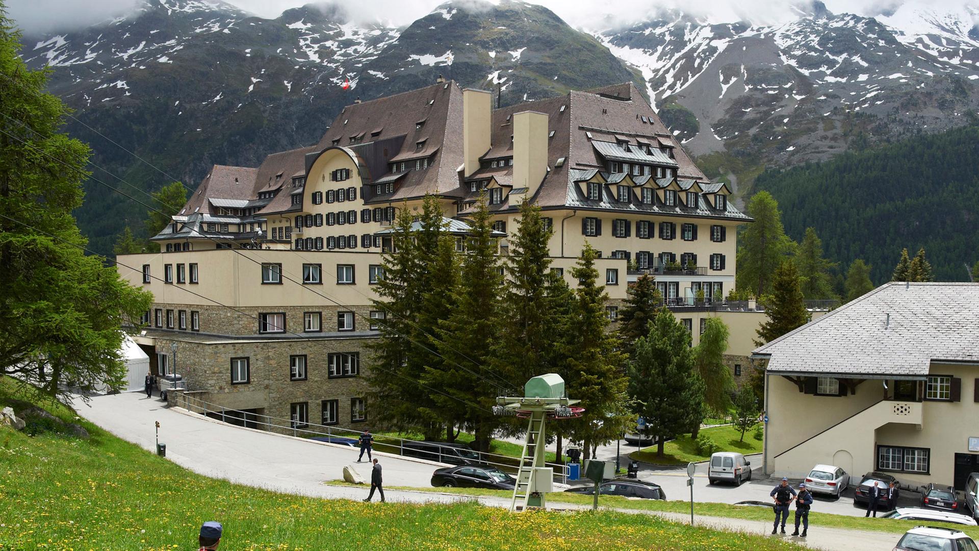 Ein abgesperrtes Schloss in St. Moritz, Ort der Bilderbergkonferenz 2011. Ein abgesperrtes Schloss in St. Moritz, Ort der Bilderbergkonferenz 2011.