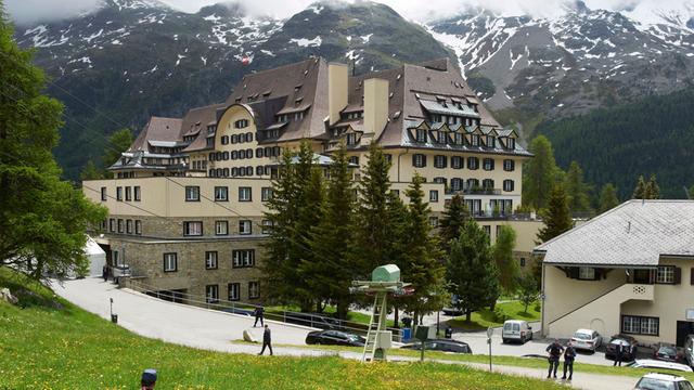 Ein abgesperrtes Schloss in St. Moritz, Ort der Bilderbergkonferenz 2011.