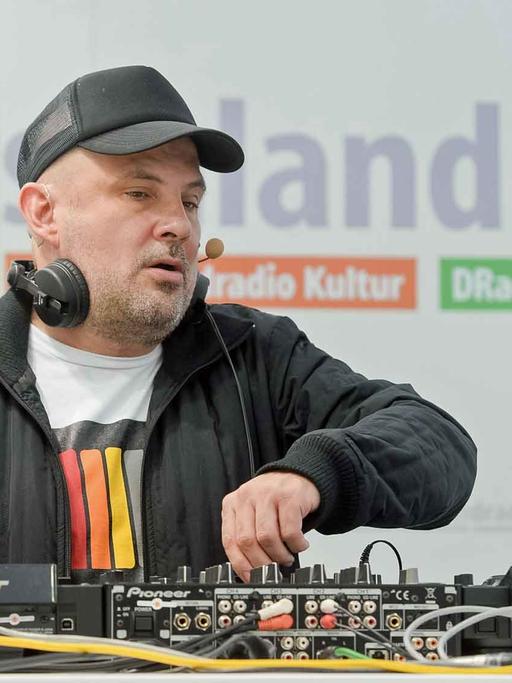 DJ Westbam rockt den Deutschlandradio-Stand.