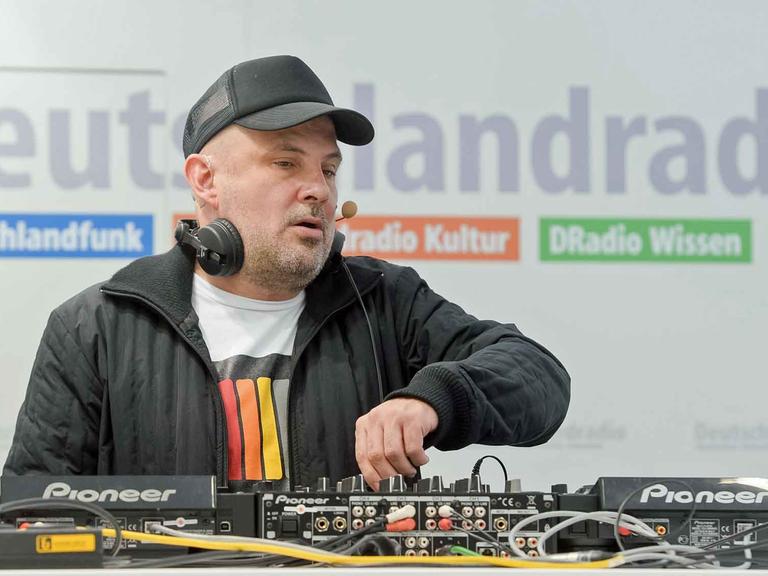 DJ Westbam rockt den Deutschlandradio-Stand.