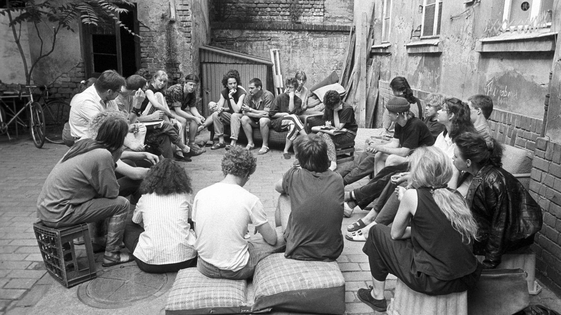 In Leipzig-Connewitz sitzen Jugendliche im Mai 1990 im Hinterhof eines Abrisshauses. Mit der Wende wurde viele leerstehende Häuser von sogeannten Instand-Besetzern bezogen. In Leipzig-Connewitz sitzen Jugendliche im Mai 1990 im Hinterhof eines Abrisshauses. Mit der Wende wurde viele leerstehende Häuser von sogeannten Instand-Besetzern bezogen.