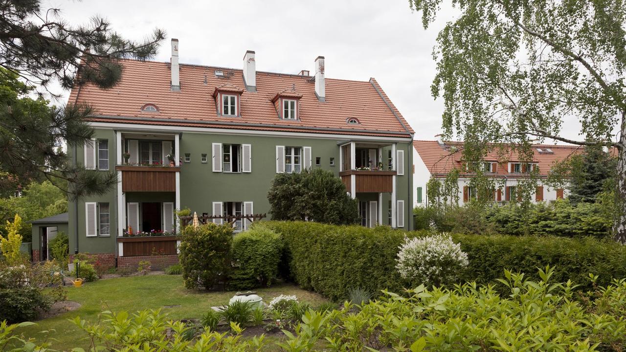 Gartenstadt Falkenberg, "Tuschkastensiedlung", erbaut 1913 bis 1934 von Architekt Bruno Taut. Siedlungen der Berliner Moderne. Gartenstadt Falkenberg, "Tuschkastensiedlung", erbaut 1913 bis 1934 von Architekt Bruno Taut. Siedlungen der Berliner Moderne.