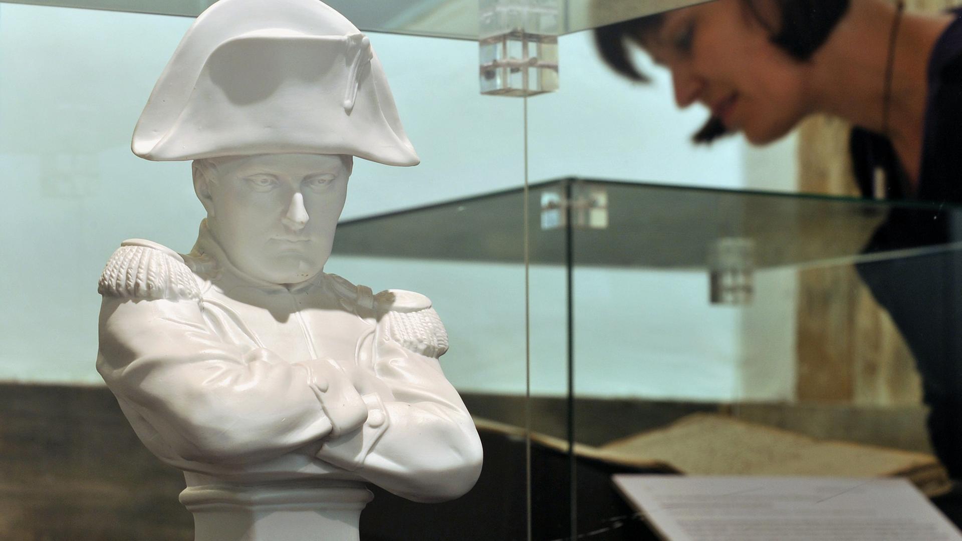 Eine junge Frau betrachtet im Kulturhof Krönbacken in Erfurt eine Büste von Napoleon Bonaparte. Diese und andere Leihgaben dokumentierten 2008 in der Ausstellung "Erfurt als Domäne Napoleons 1806-1814" die Zeit der napoleonischen Herrschaft Anfang des 19. Jahrhunderts in Erfurt. Eine junge Frau betrachtet im Kulturhof Krönbacken in Erfurt eine Büste von Napoleon Bonaparte. Diese und andere Leihgaben dokumentierten 2008 in der Ausstellung "Erfurt als Domäne Napoleons 1806-1814" die Zeit der napoleonischen Herrschaft Anfang des 19. Jahrhunderts in Erfurt.