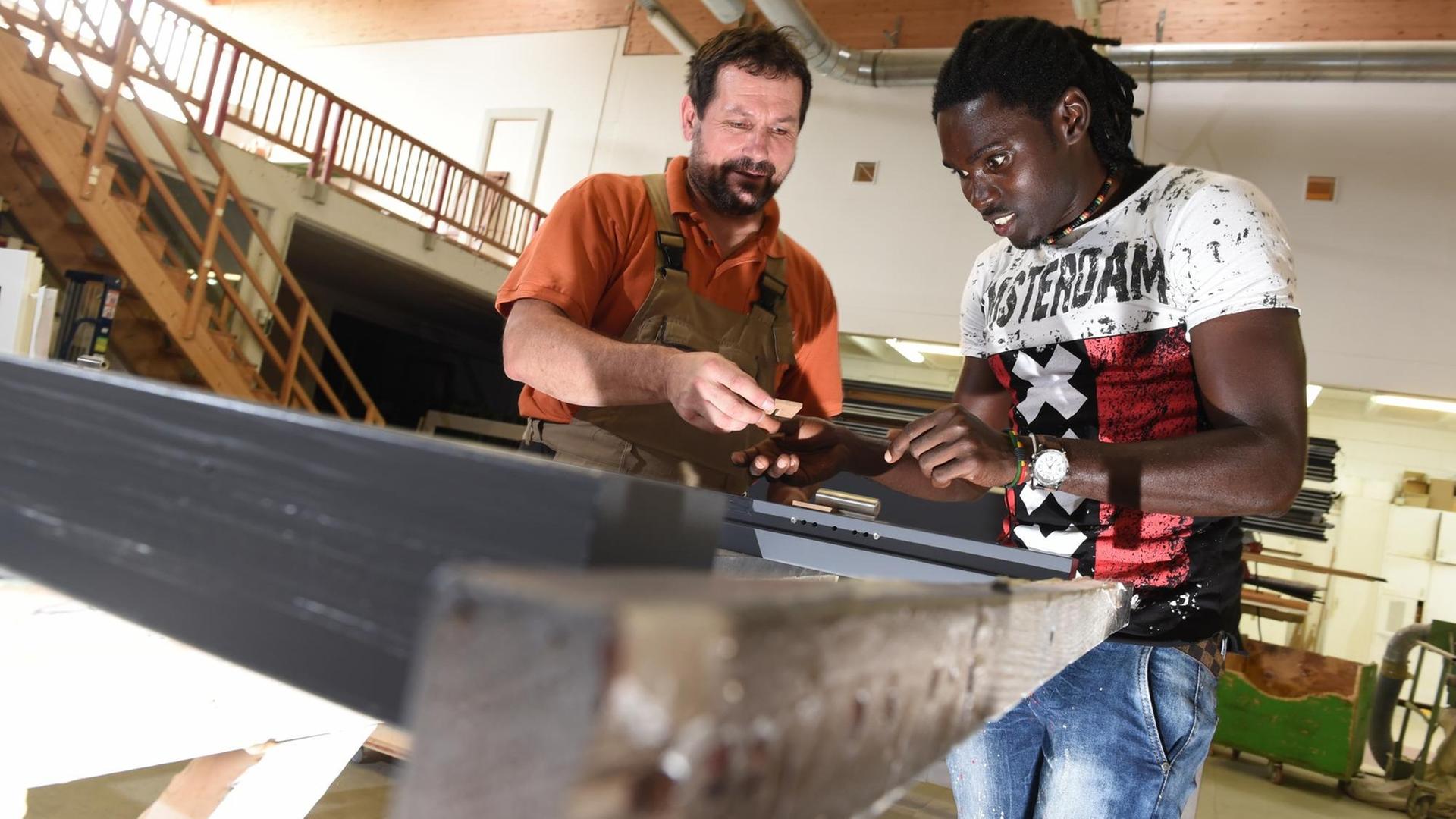 Ein Geflüchteter, der in Deutschland eine Lehre begonnen hat. Ein Geflüchteter, der in Deutschland eine Lehre begonnen hat.