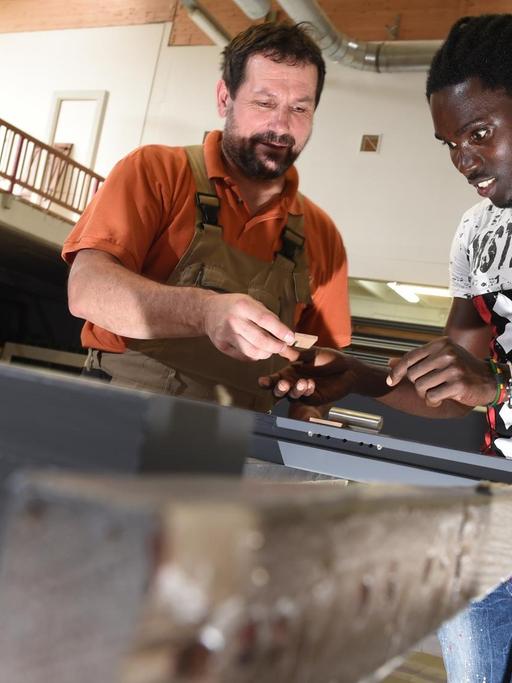 Flüchtlinge qualifizieren und in den Arbeitsmarkt integrieren. 