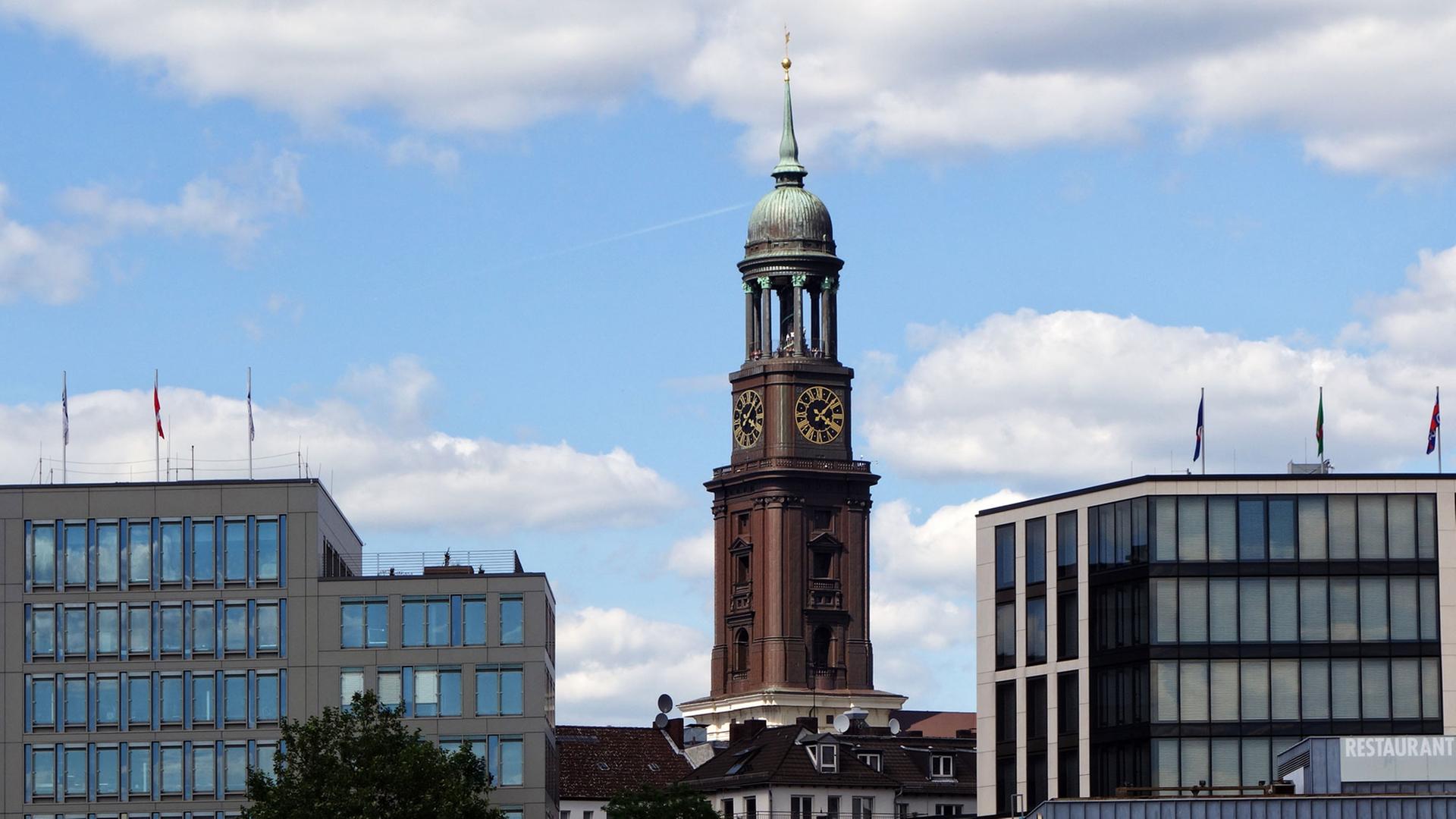 Stadtansicht Hamburg, Wohn- und Geschäftshäuser nahe den Landungsbrücken im Hamburger Hafen, im Hintergrund steht die Kirche St. Michaelis oder Michel (M.), aufgenommen am 15.06.2014. Stadtansicht Hamburg, Wohn- und Geschäftshäuser nahe den Landungsbrücken im Hamburger Hafen, im Hintergrund steht die Kirche St. Michaelis oder Michel (M.), aufgenommen am 15.06.2014.