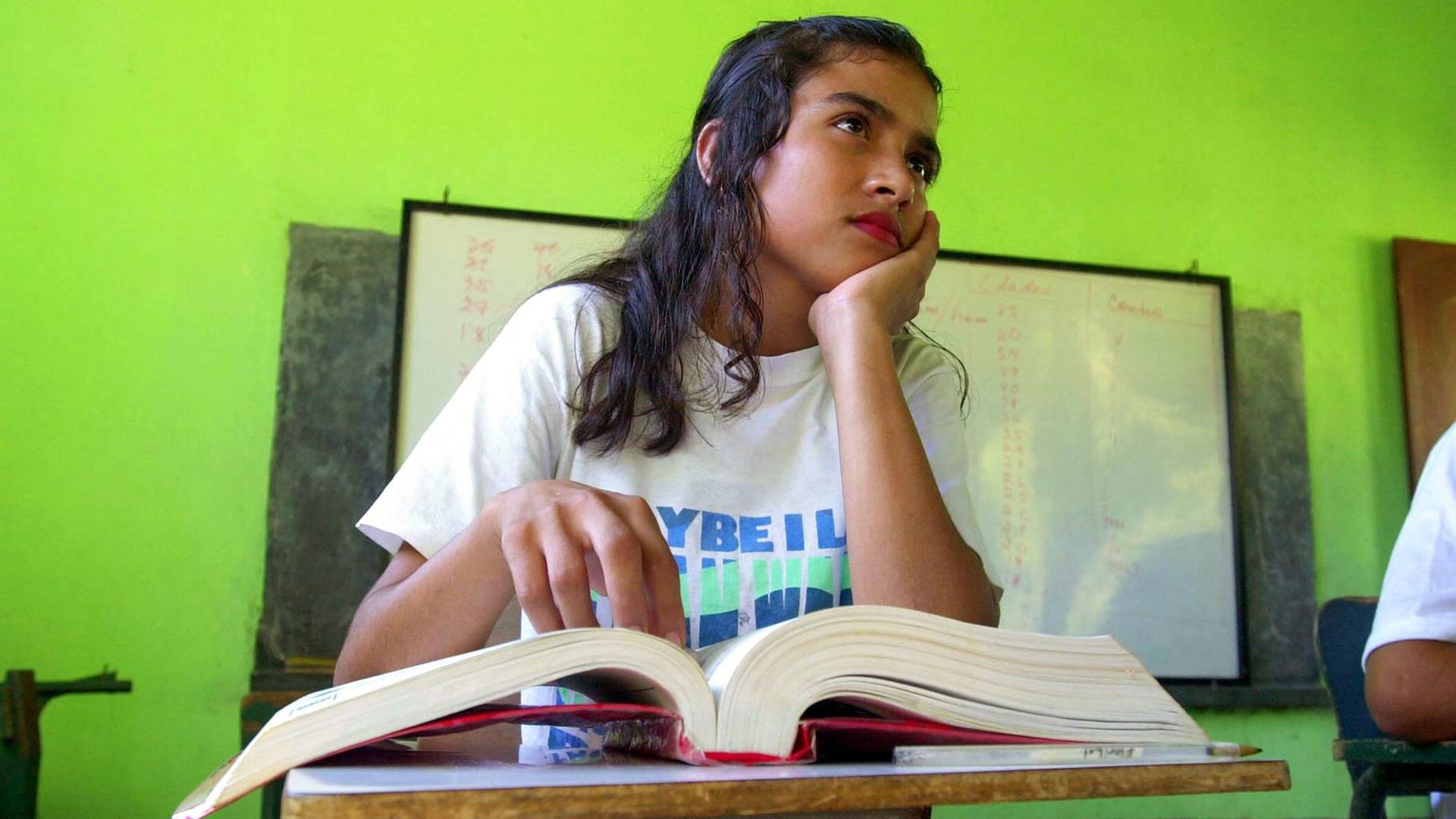 Eine Schülerin verfolgt den Unterricht in einer Schule in Guatemala. Eine Schülerin verfolgt den Unterricht in einer Schule in Guatemala.