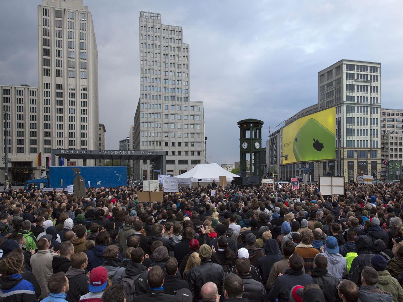 Menschen drängen sich am Potsdamer Platz in Berlin.
