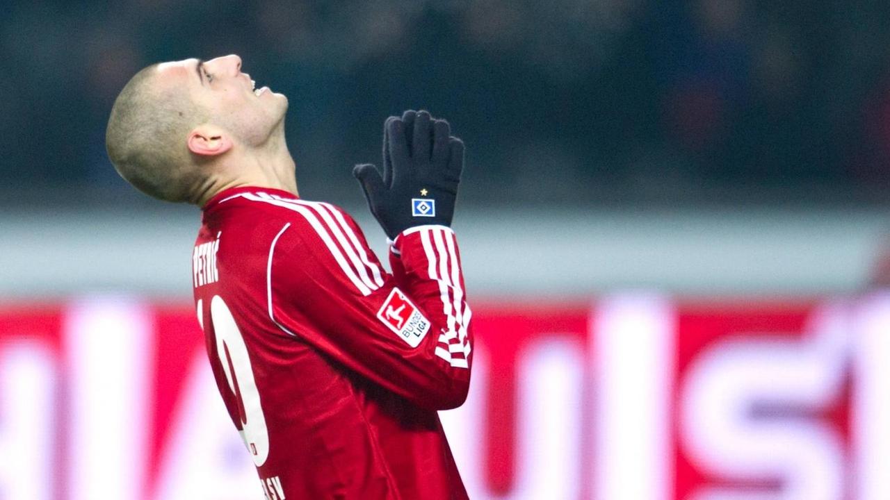 Mladen Petric (HSV) kniet betend am Boden. Fussball 1.Bundesliga - Saison 2011 2012, 19.Spieltag: Hertha BSC Berlin - Hamburger SV in Berlin. Mladen Petric (HSV) kniet betend am Boden. Fussball 1.Bundesliga - Saison 2011 2012, 19.Spieltag: Hertha BSC Berlin - Hamburger SV in Berlin.