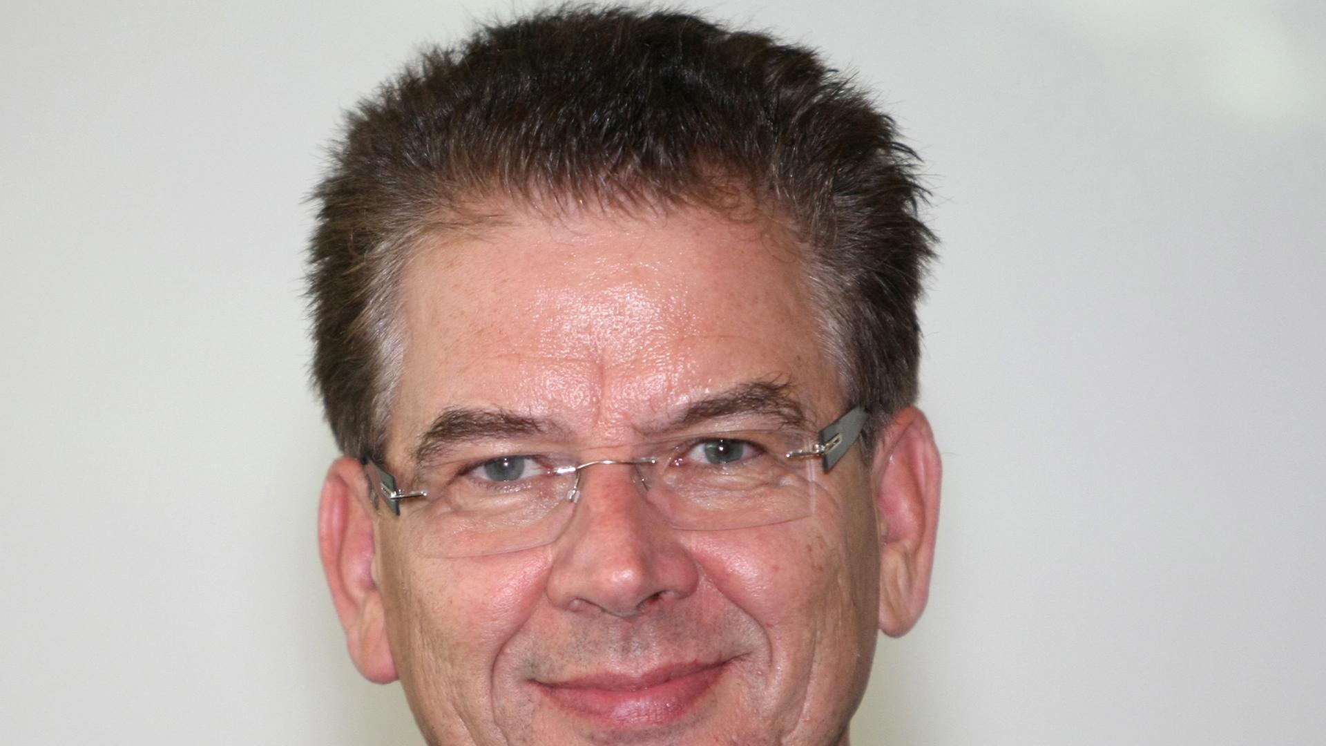 Porträtbild von Gerd Müller mit Anzug und Brille Porträtbild von Gerd Müller mit Anzug und Brille
