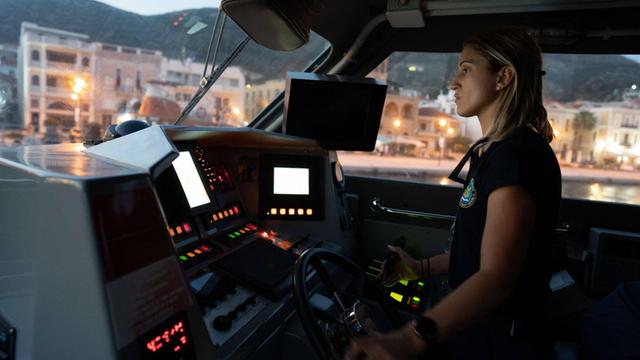 27. Juni 2019 - Samos, Griechenland - Eine Kapitänin der griechischen Küstenwache fährt mit einem Patrouillenboot auf der Suche nach Migranten.