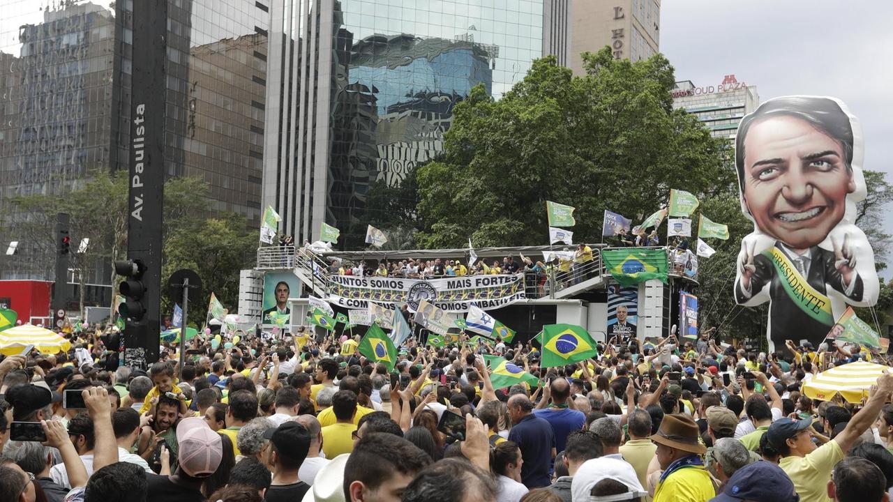 Er ist der Größte – Anhänger von Jair Bolsonaro demonstrieren am 30. September auf der Avenida Paulista in São Paulo.