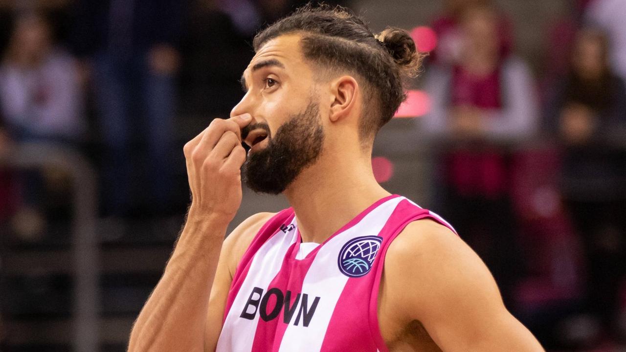 Der Basket-Ball-SpielerJoshiko Saibou bei einem Spiel Der Basket-Ball-SpielerJoshiko Saibou bei einem Spiel