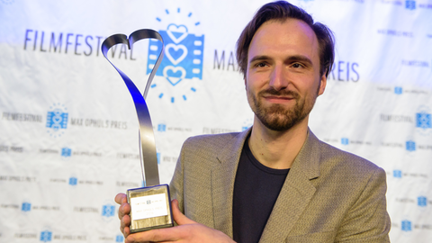 Regisseur Stephan Richter zeigt nach der Preisverleihung des 37. Filmfestival Max Ophüls Preis die Trophäe des Max Ophüls Preis 2016, den er für seinen Film "Einer von uns" gewonnen hat.