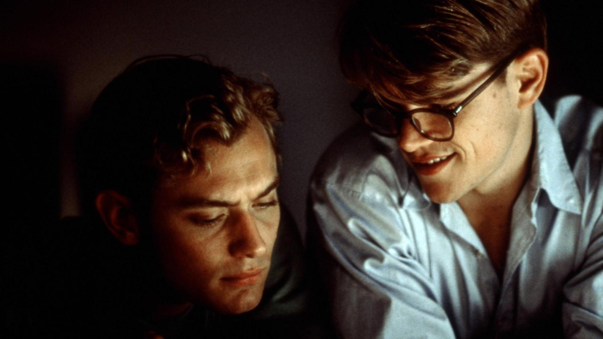 Das Still aus "Der talentierte Mr. Ripley" zeigt Jude Law und Matt Damon in einer unterbelichteten Großaufnahme nebeneinander. Das Still aus "Der talentierte Mr. Ripley" zeigt Jude Law und Matt Damon in einer unterbelichteten Großaufnahme nebeneinander.