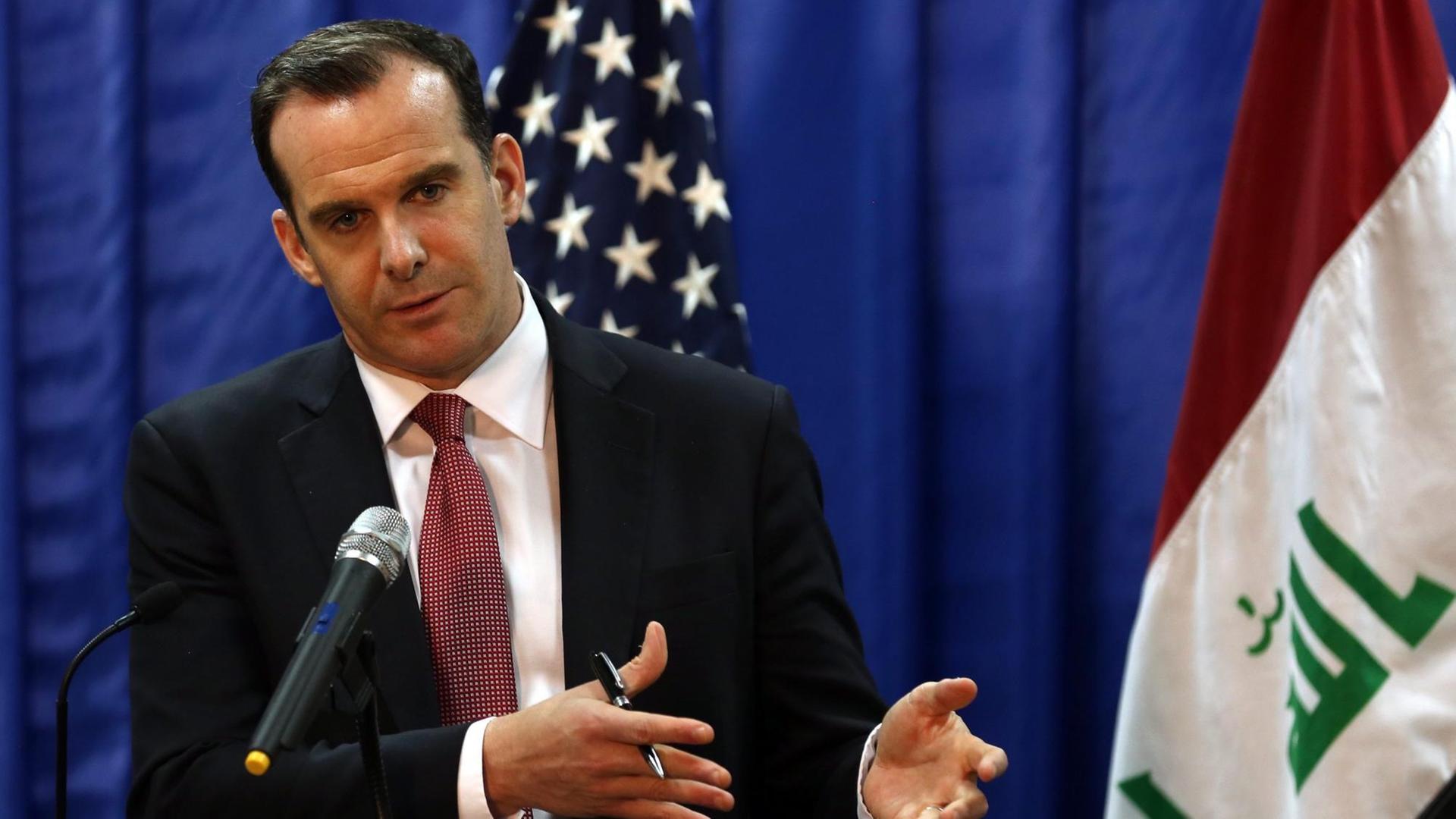 Obamas Sicherheitsberater im Kampf gegen den IS: Brett McGurk, an einem Mikrofon sprechend Obamas Sicherheitsberater im Kampf gegen den IS: Brett McGurk, an einem Mikrofon sprechend