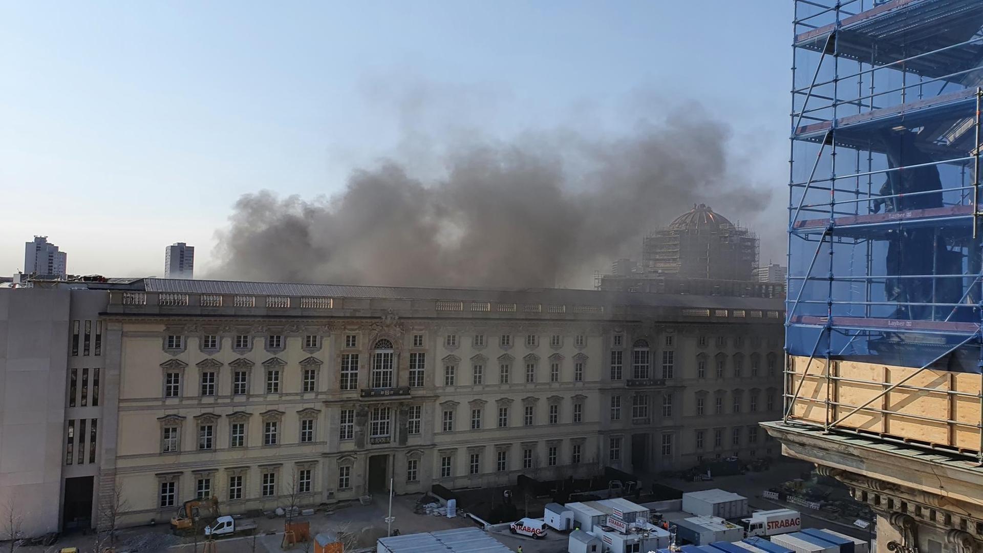 Eine Rauch-Wolke war über Berlin zu sehen. Eine Rauch-Wolke war über Berlin zu sehen.