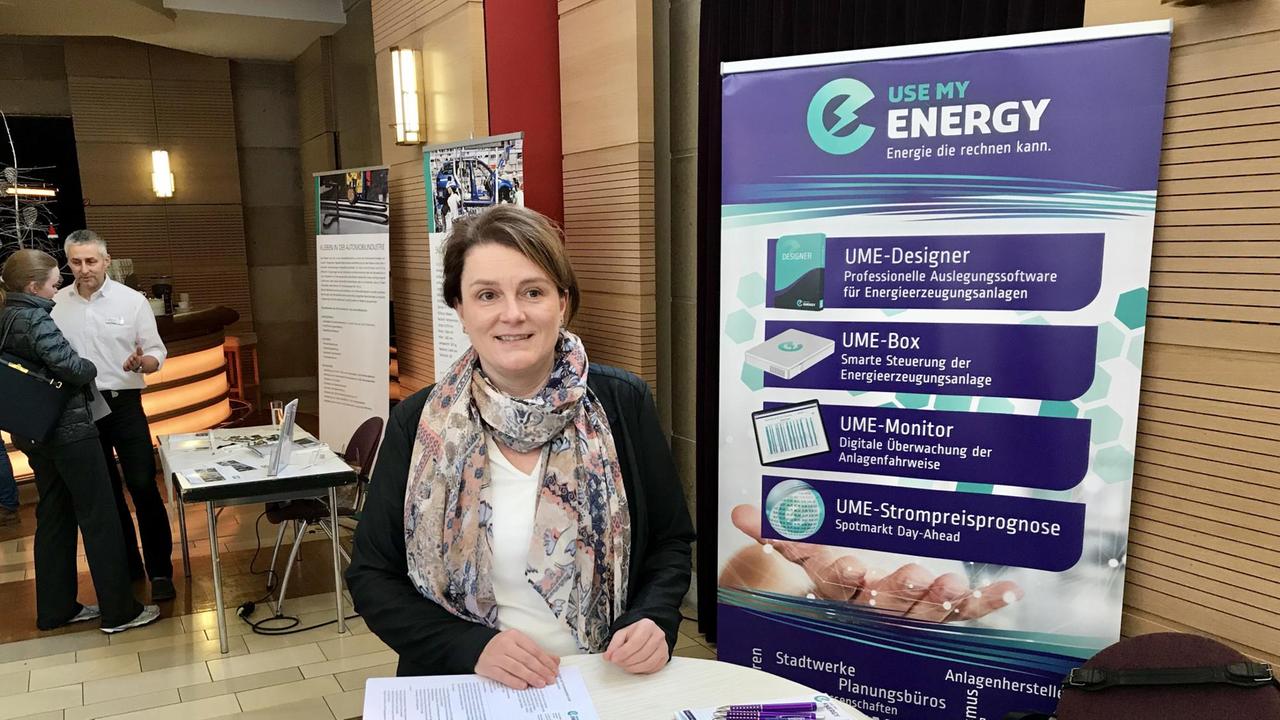 Silvia Toll, Startup-Gründerin von "Use my Energy" an ihrem Stand auf Börse Silvia Toll, Startup-Gründerin von "Use my Energy" an ihrem Stand auf Börse