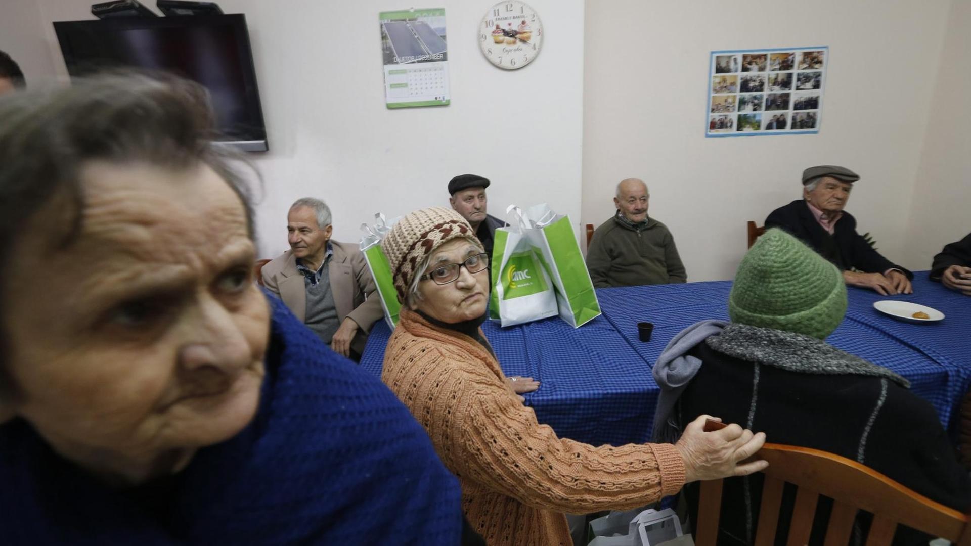 Ältere Menschen sitzen in einem Armenhaus in Tirana. Ältere Menschen sitzen in einem Armenhaus in Tirana.
