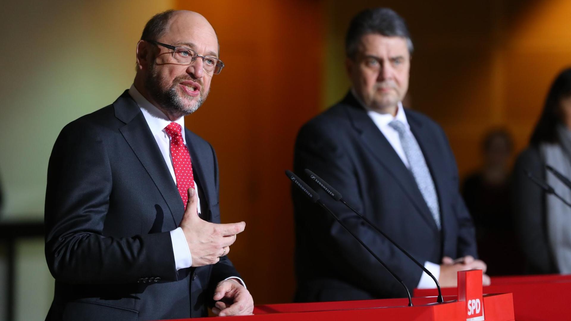 Der SPD-Parteivorsitzende Sigmar Gabriel (r) und Martin Schulz (SPD) geben am 24.01.2017 in Berlin in der SPD Zentrale eine Pressekonferenz. Der SPD-Parteivorsitzende Sigmar Gabriel (r) und Martin Schulz (SPD) geben am 24.01.2017 in Berlin in der SPD Zentrale eine Pressekonferenz.