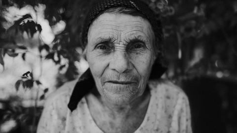 Porträt einer älteren Frau in schwarz-weiß.