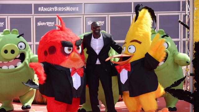 Der Schauspieler Omar Sy mit Filmfiguren bei der Premiere von "Angry Birds Movie" beim 69. Filmfestspiel in Cannes am 10.05.2016.
