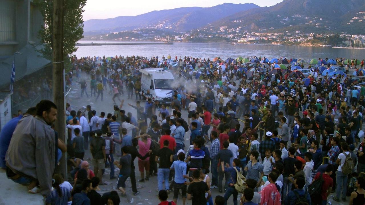 Flüchtlinge auf der Insel Lesbos, die auf die Fähre nach Piräus wollen.