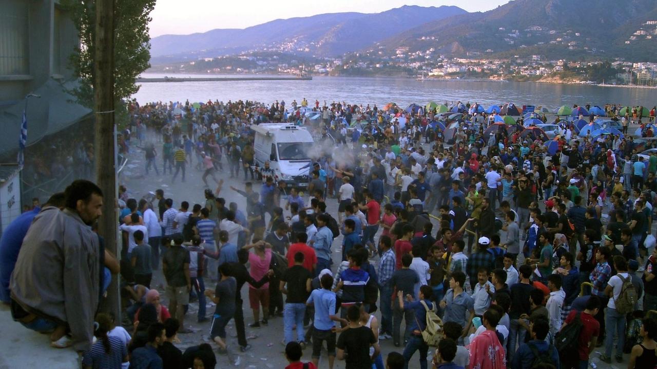 Flüchtlinge auf der Insel Lesbos, die auf die Fähre nach Piräus wollen. Flüchtlinge auf der Insel Lesbos, die auf die Fähre nach Piräus wollen.
