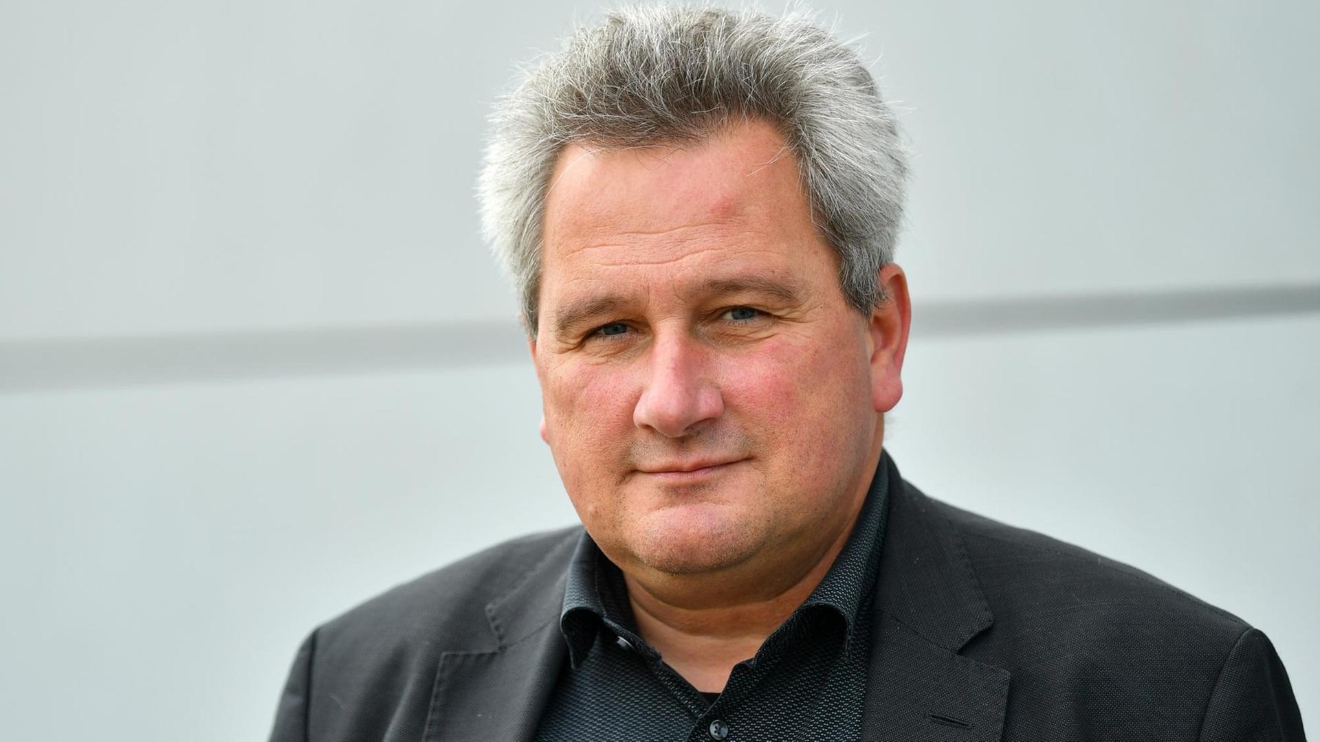 Der Leiter der Gedenkstätte Buchenwald, Jens Christian Wagner, blickt in die Kamera. Der Leiter der Gedenkstätte Buchenwald, Jens Christian Wagner, blickt in die Kamera.