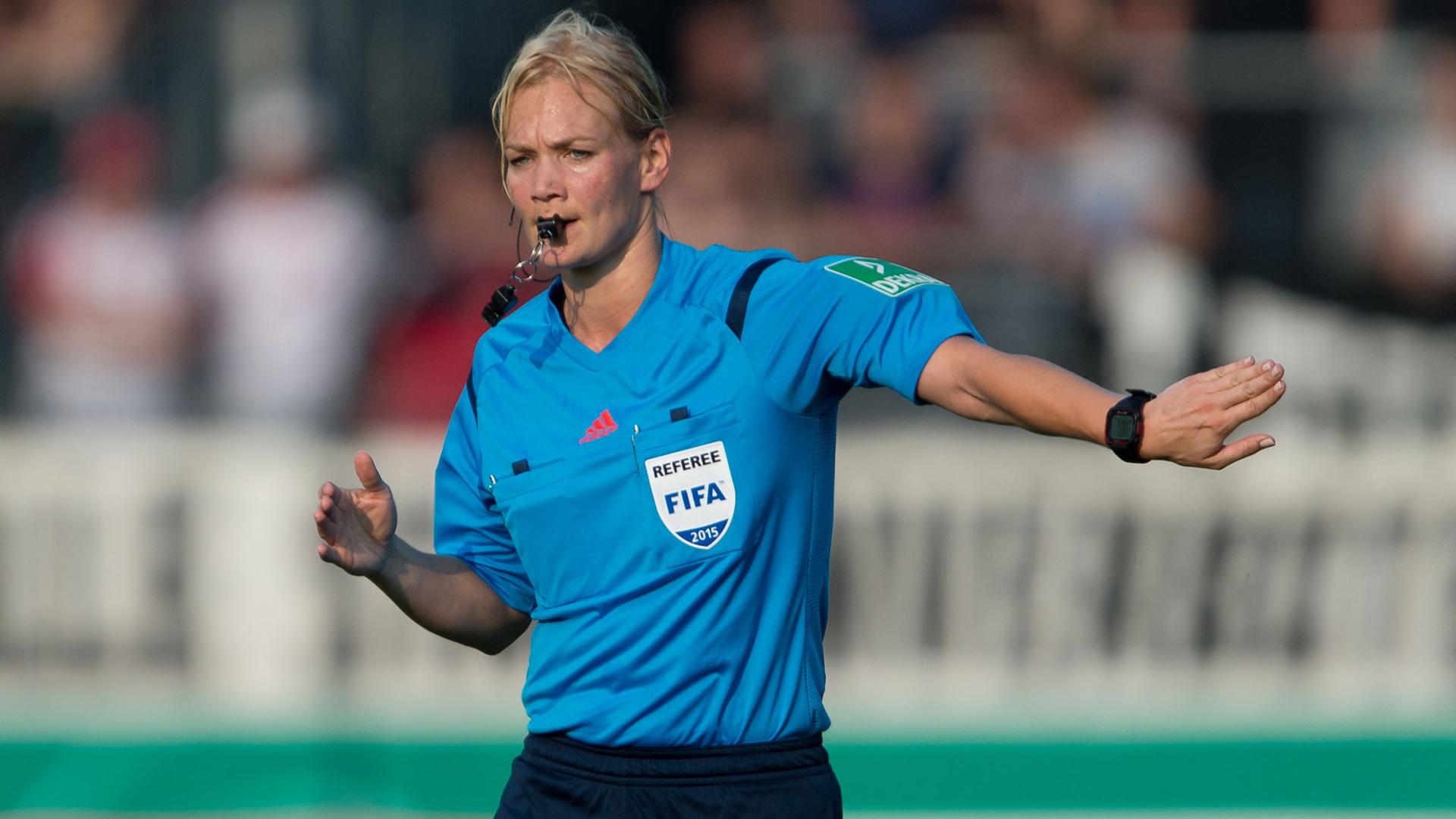 Fußball: DFB-Pokal - 1. Runde: VfR Aalen - 1. FC Nürnberg am 10.08.2015 in der Scholz Arena in Aalen (Baden-Württemberg). Schiedsrichterin Bibiana Steinhaus gestikuliert während des Spiels. Foto: Daniel Maurer/dpa (Wichtiger Hinweis: Der DFB untersagt die Verwendung von Sequenzbildern im Internet und in Online-Medien während des Spiels (einschließlich Halbzeit). Sperrfrist! Der DFB erlaubt die Publikation und Weiterverwertung der Bilder auf mobilfunkfähigen Endgeräten (insbesondere MMS) und über DVB-H und DMB erst nach Spielende.) Fußball: DFB-Pokal - 1. Runde: VfR Aalen - 1. FC Nürnberg am 10.08.2015 in der Scholz Arena in Aalen (Baden-Württemberg). Schiedsrichterin Bibiana Steinhaus gestikuliert während des Spiels. Foto: Daniel Maurer/dpa (Wichtiger Hinweis: Der DFB untersagt die Verwendung von Sequenzbildern im Internet und in Online-Medien während des Spiels (einschließlich Halbzeit). Sperrfrist! Der DFB erlaubt die Publikation und Weiterverwertung der Bilder auf mobilfunkfähigen Endgeräten (insbesondere MMS) und über DVB-H und DMB erst nach Spielende.)